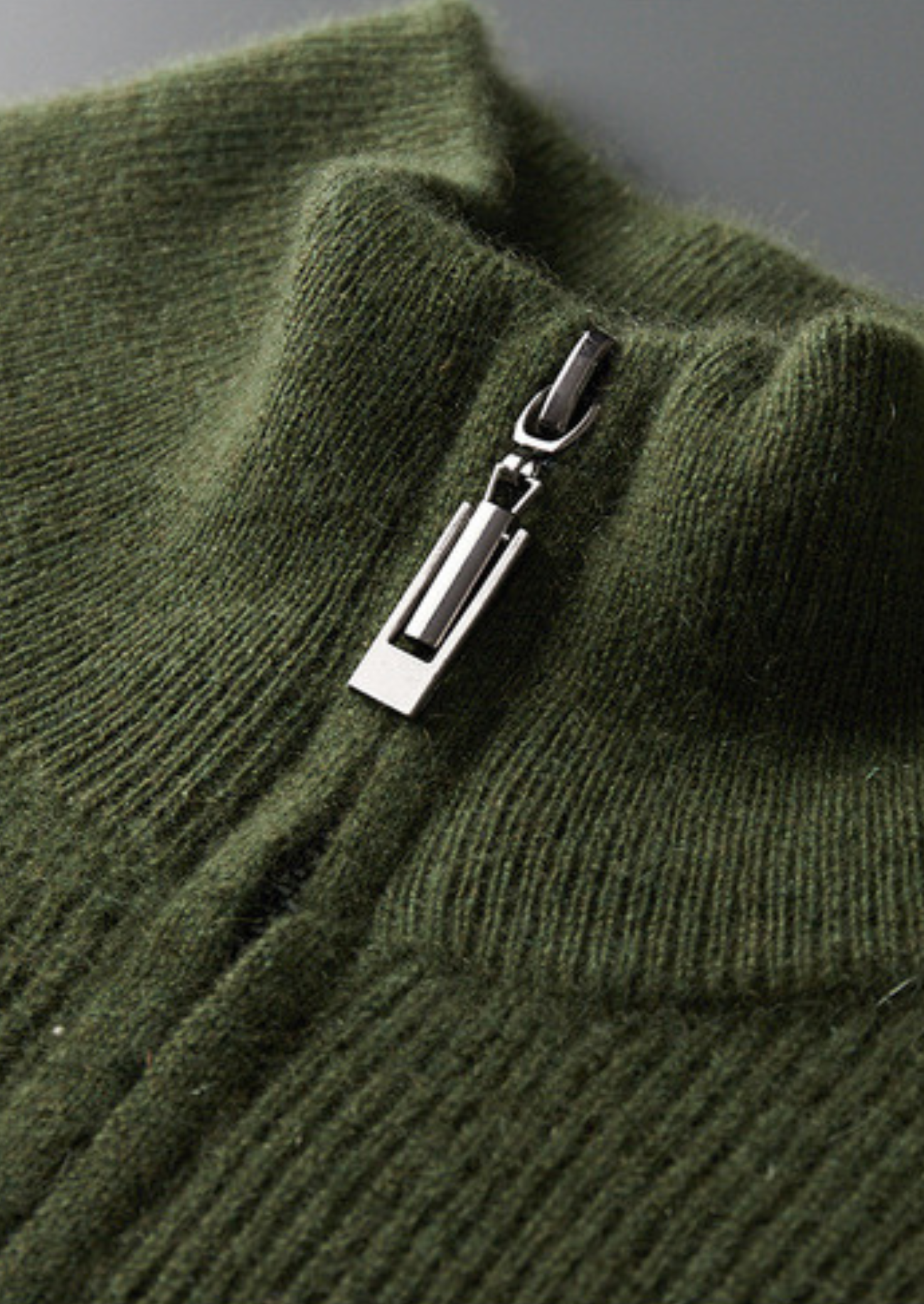 MEIO ZÍPER CANELADO EM CASHMERE PURO VERDE OLIVA