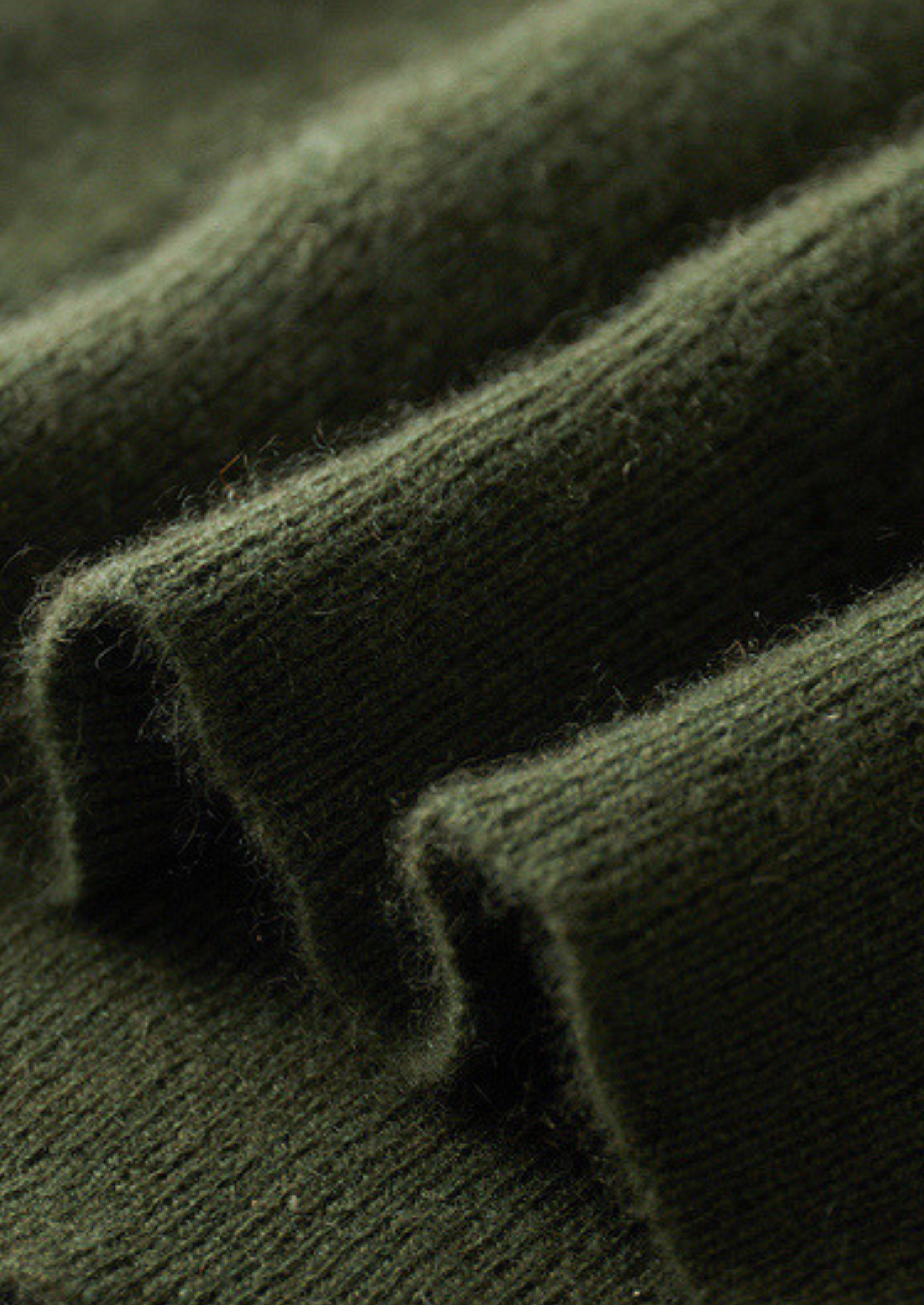 MEIO ZÍPER CANELADO EM CASHMERE PURO VERDE OLIVA