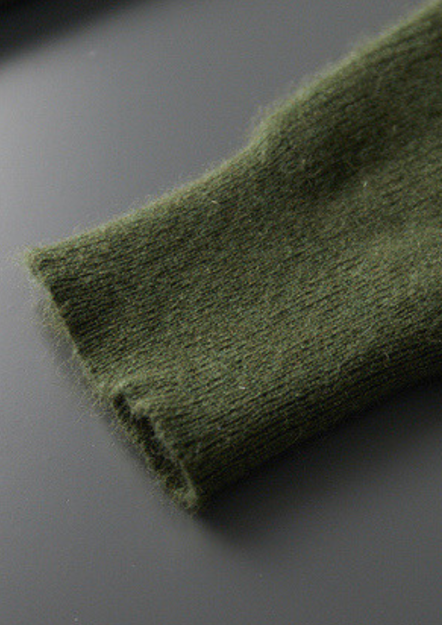 MEIO ZÍPER CANELADO EM CASHMERE PURO VERDE OLIVA