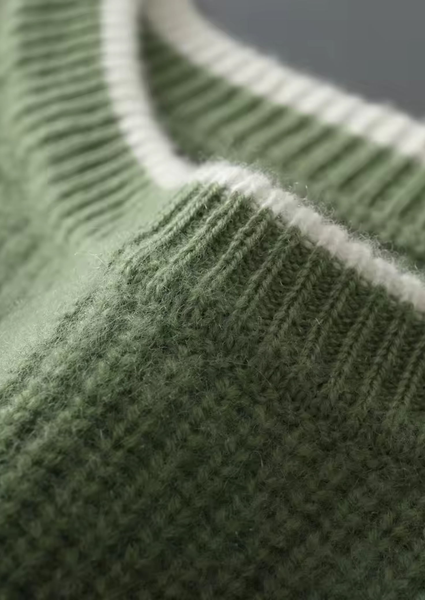 Suéter Gola Careca Bicolor em Lã Merino Extrafina Pura