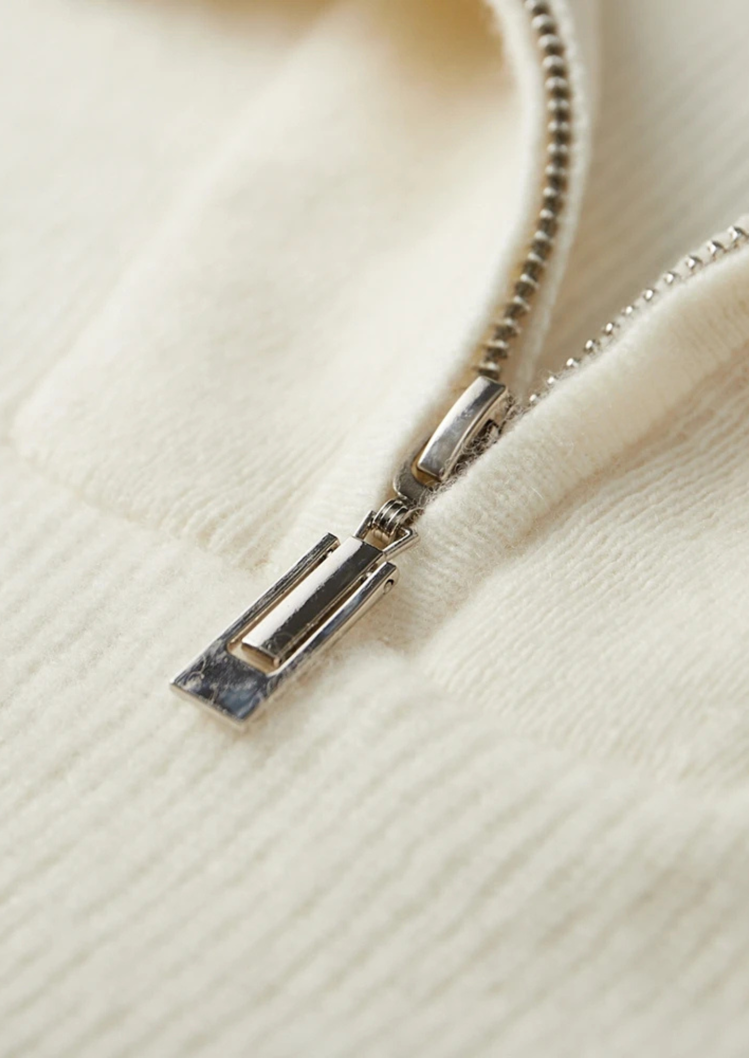 Suéter Premium em Cashmere Canelado com Meio Zíper