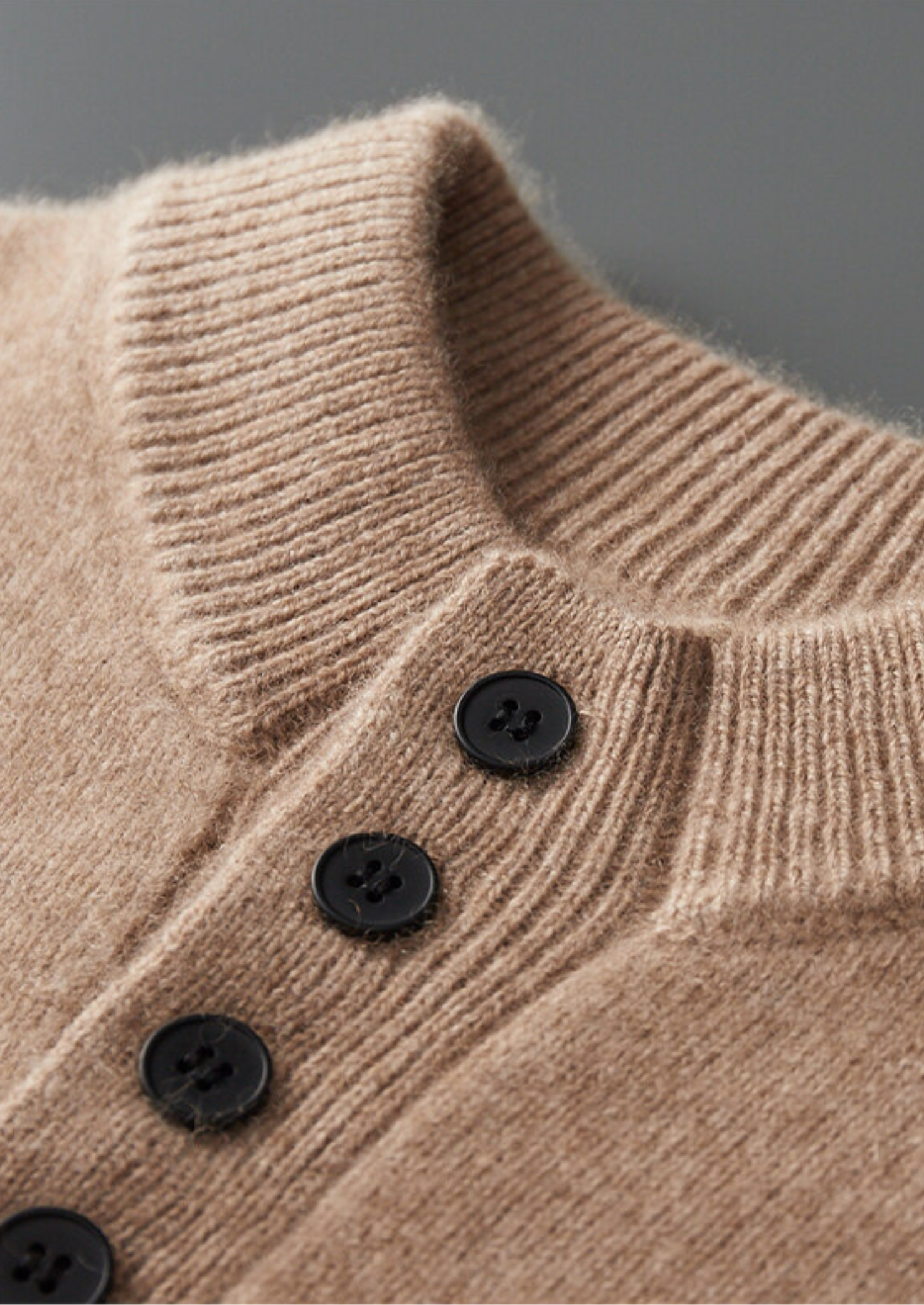 SUÉTER COM BOTÕES EM CASHMERE PURO BEGE