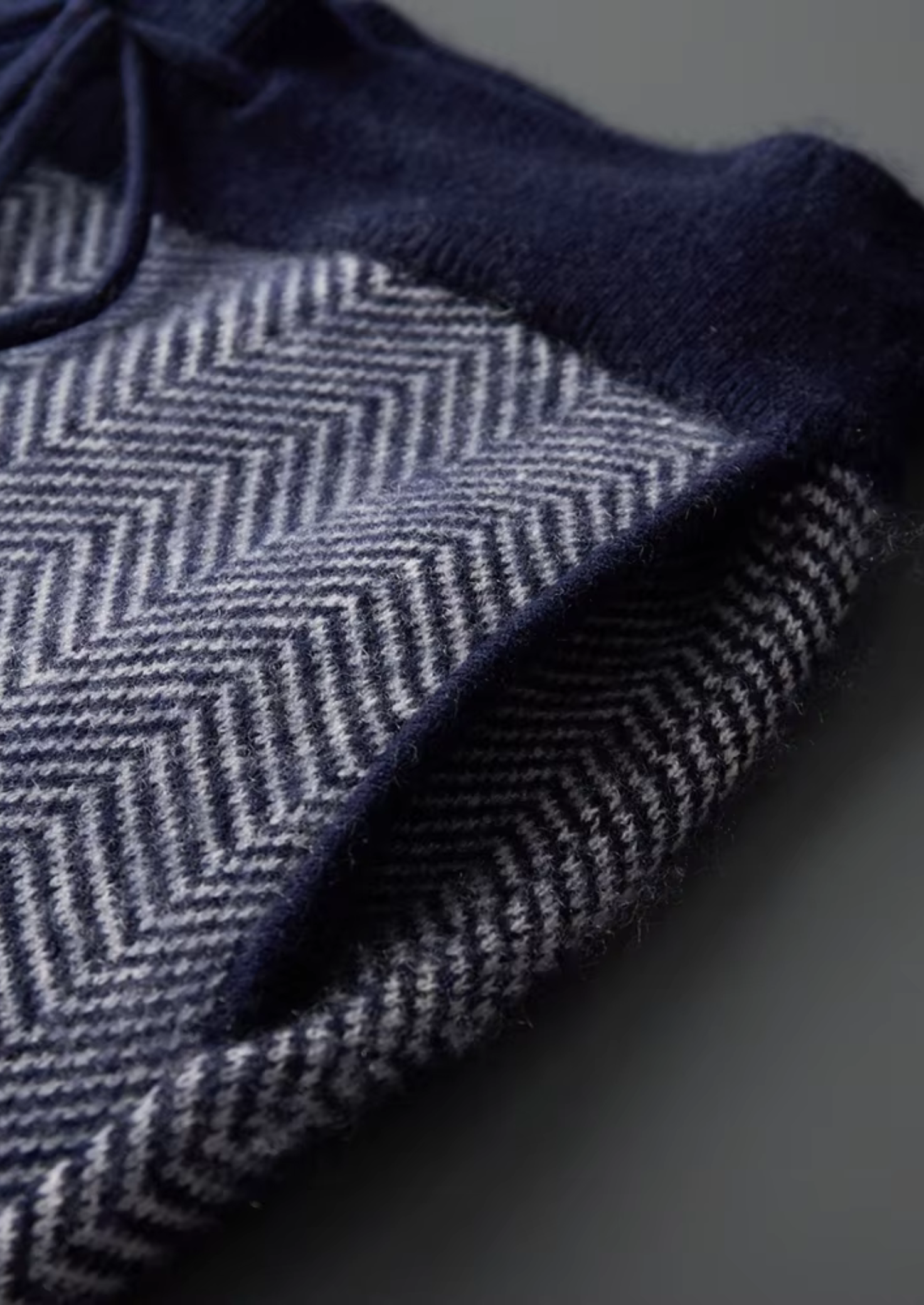 CONJUNTO HERRINGBONE EM LÃ MERINO PURA EXTRAFINA AZUL-MARINHO