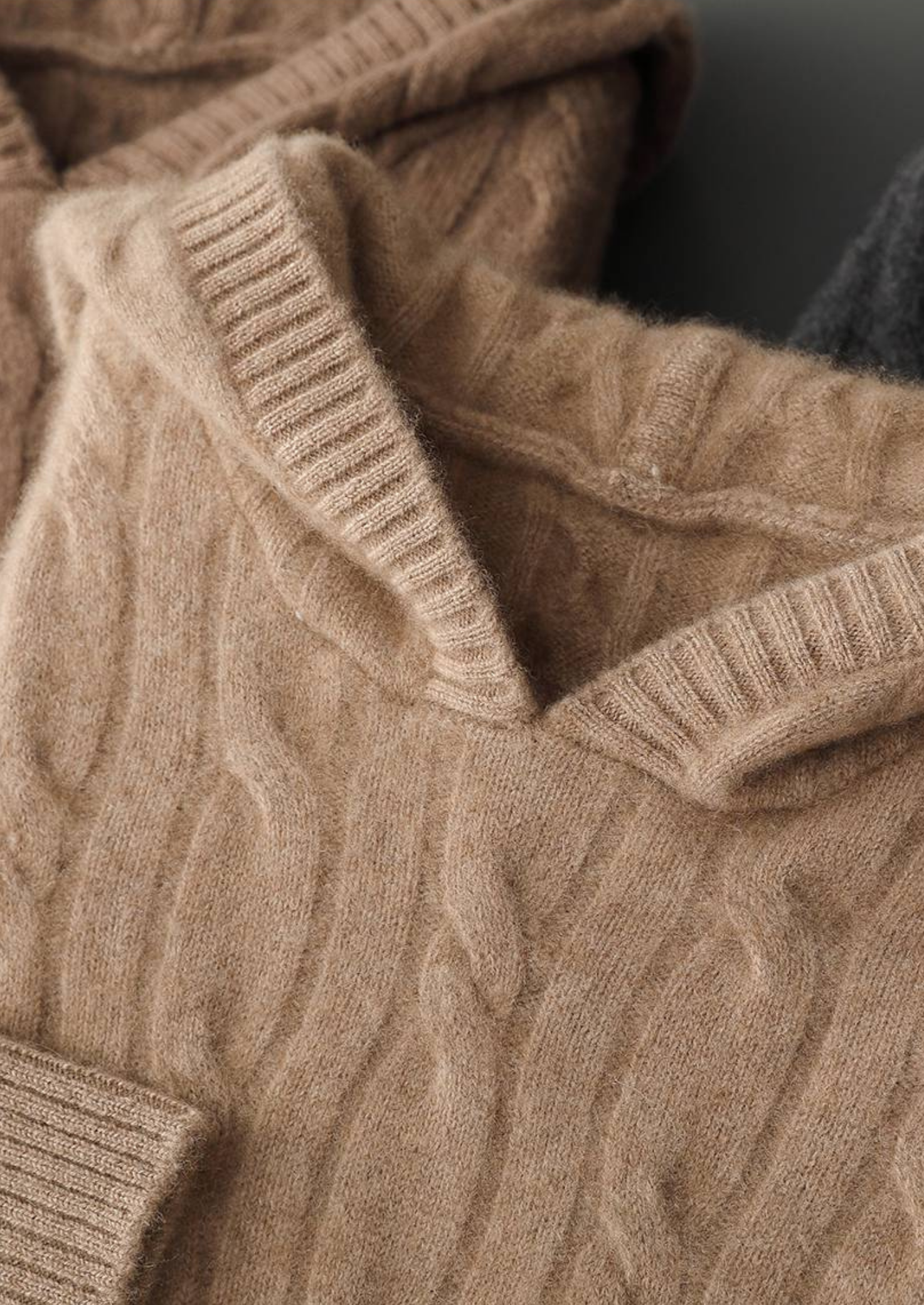 MOLETOM COM CAPUZ TRICÔ TRANÇADO EM CASHMERE PURO AREIA