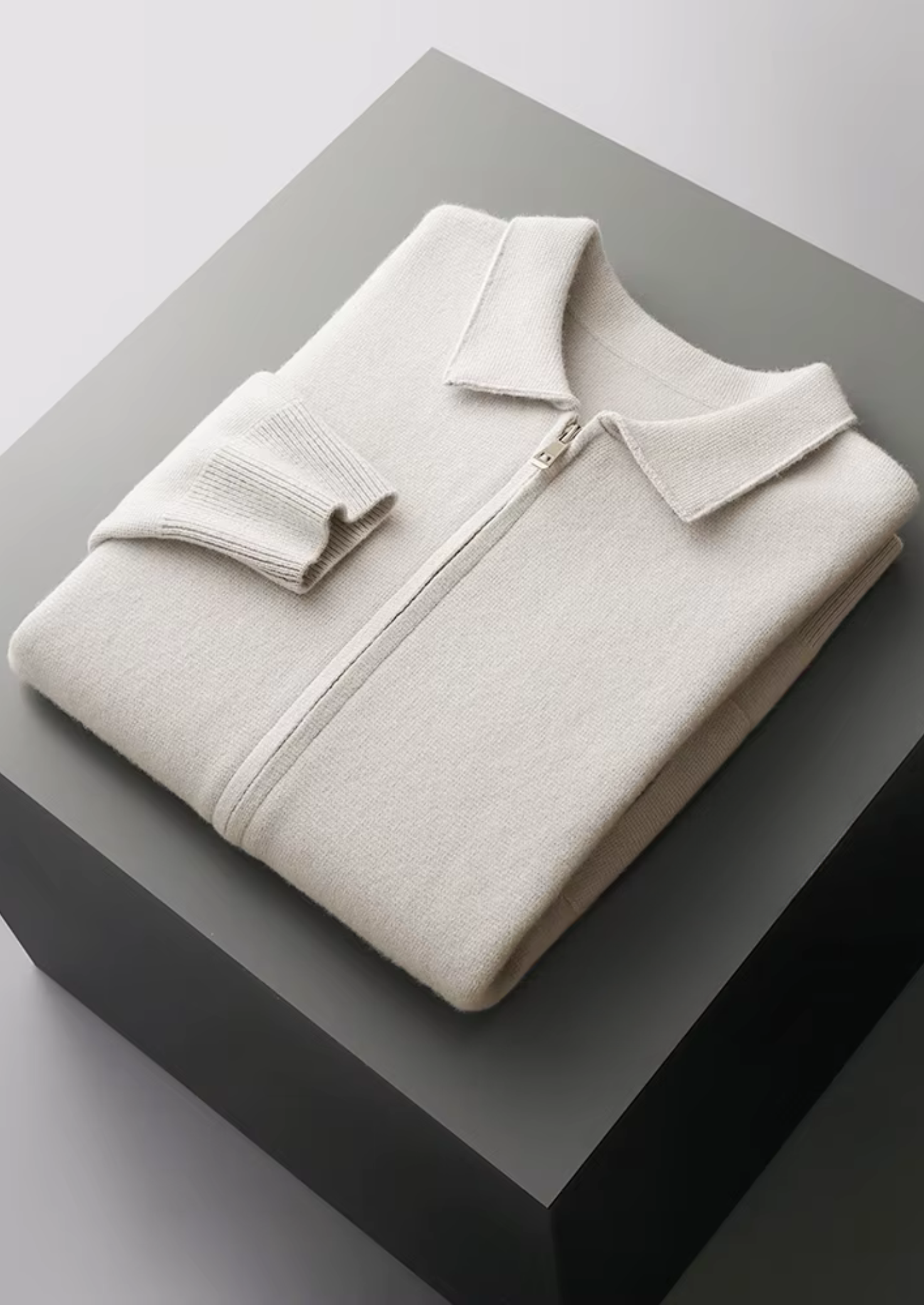 Cardigan Polo com Zíper em Lã Merino Extrafina Pura