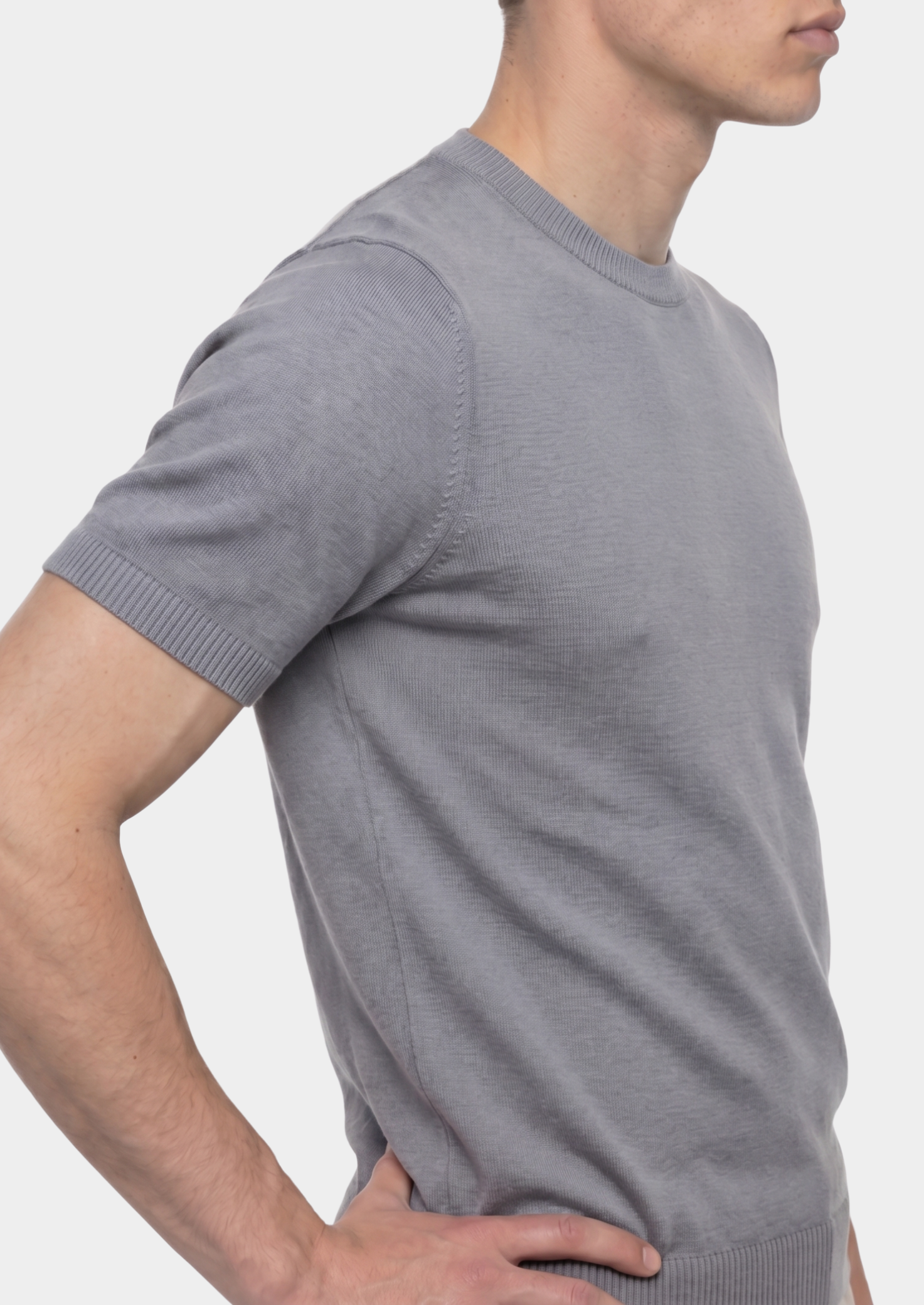 Camiseta Essencial Tricô Gola Careca Cinza Névoa