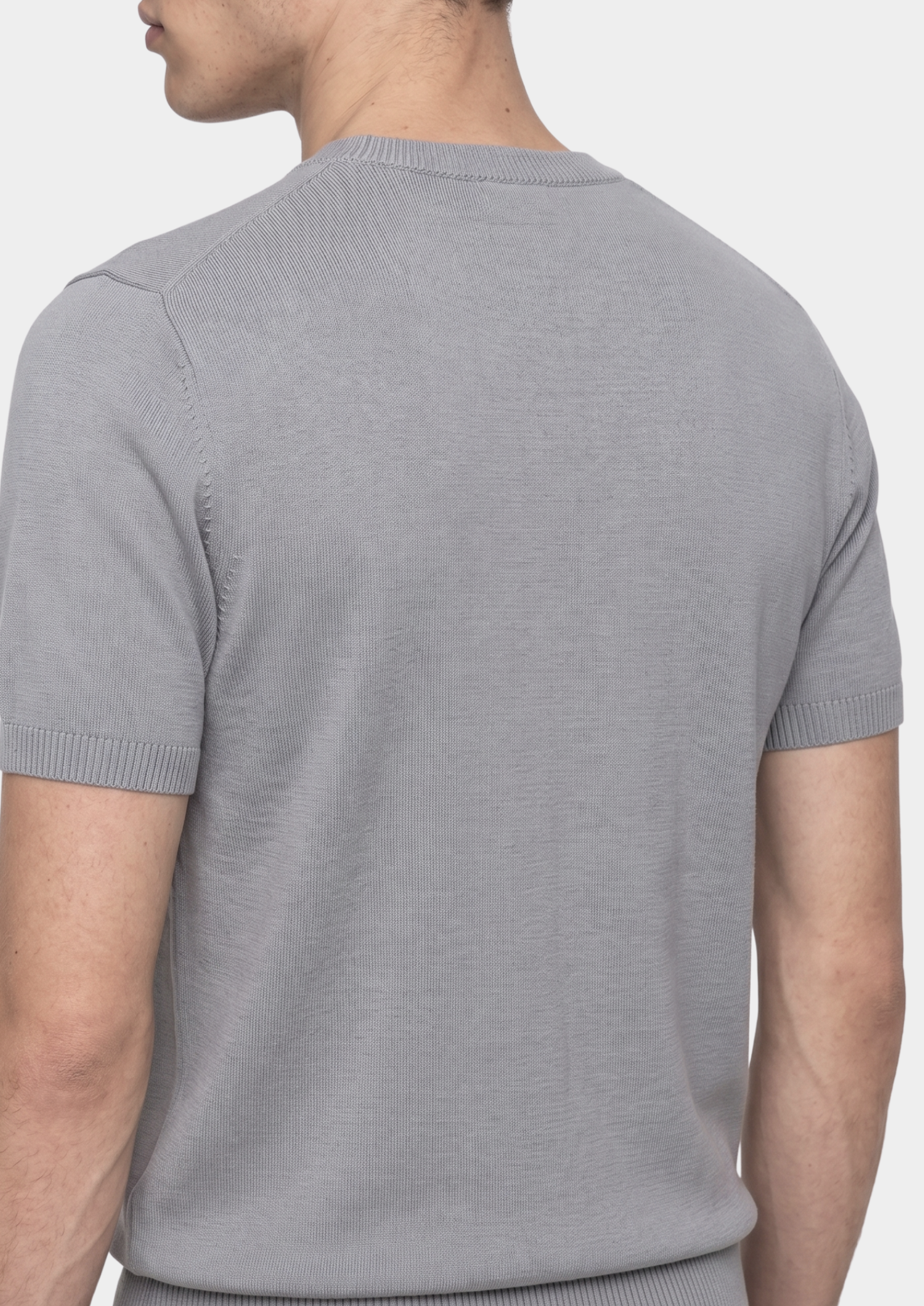 Camiseta Essencial Tricô Gola Careca Cinza Névoa