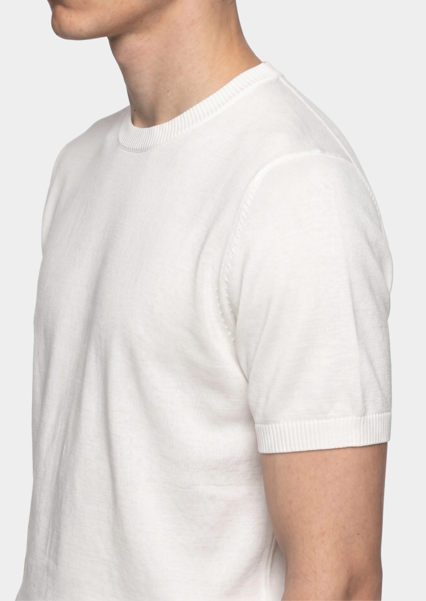 CAMISETA GOLA REDONDA BRANCA ESSENCIAL EM MALHA