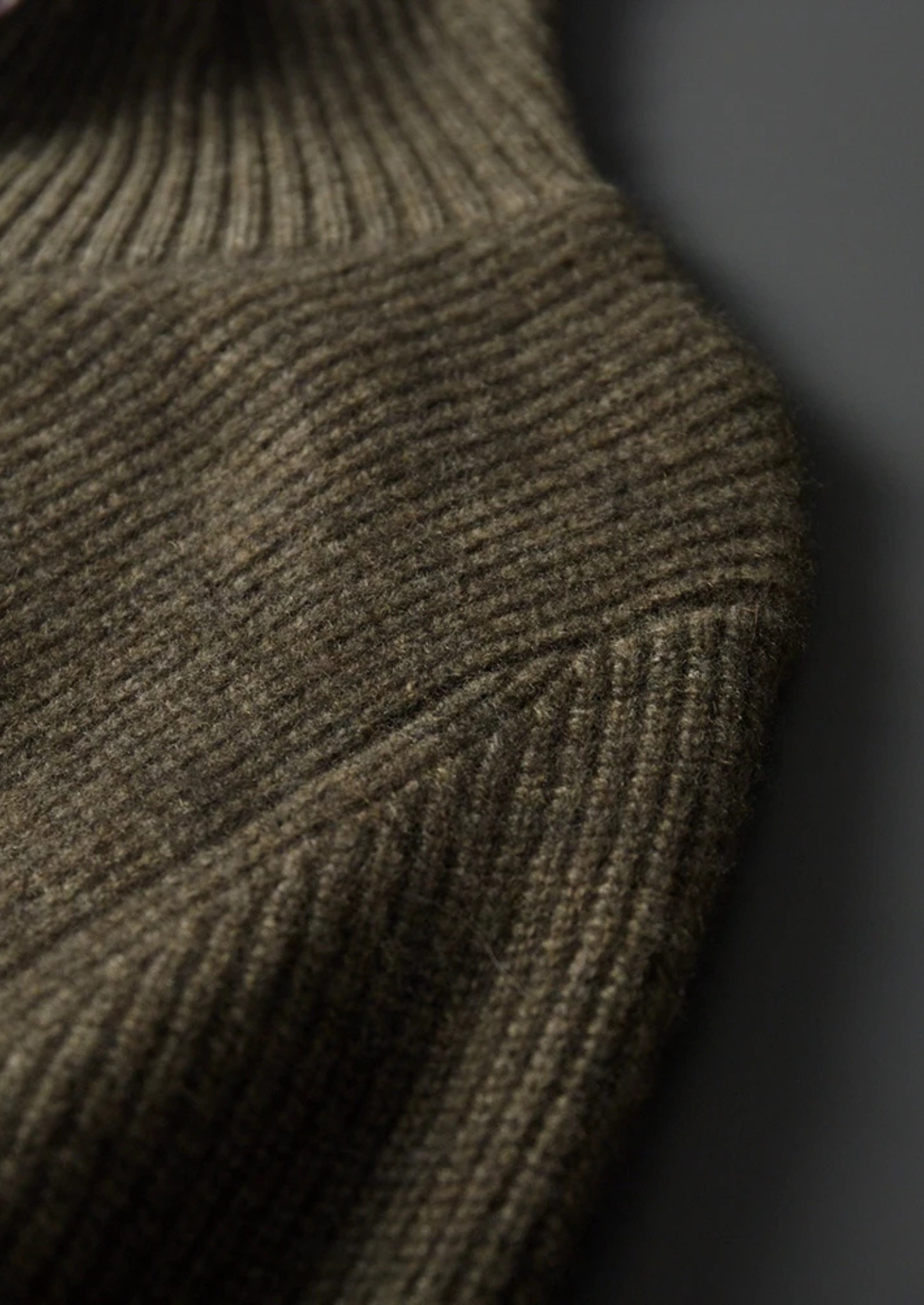 Cardigã Premium em Cashmere com Tricô Canelado e Gola Alta