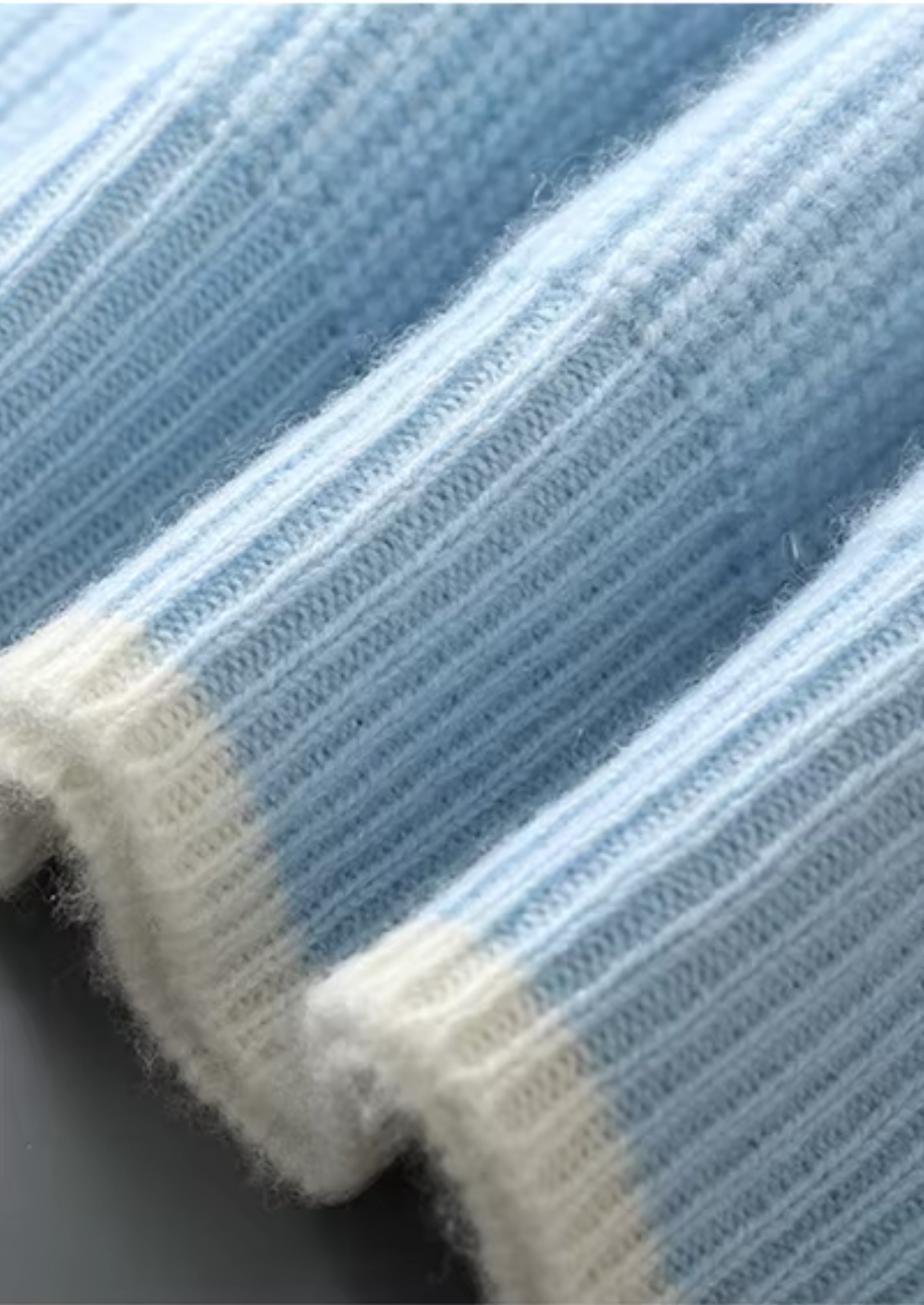 Suéter Gola Careca Bicolor em Lã Merino Extrafina Pura