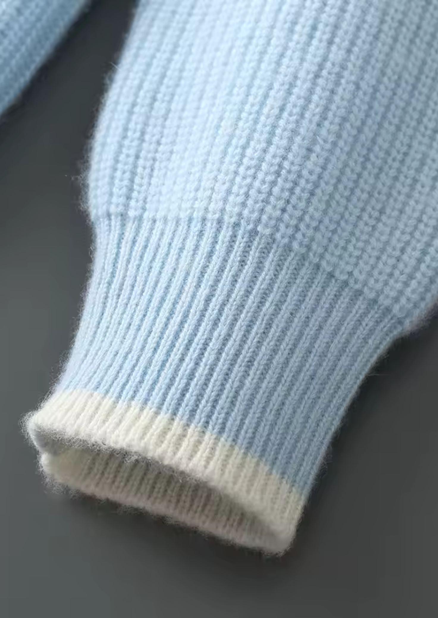 Suéter Gola Careca Bicolor em Lã Merino Extrafina Pura