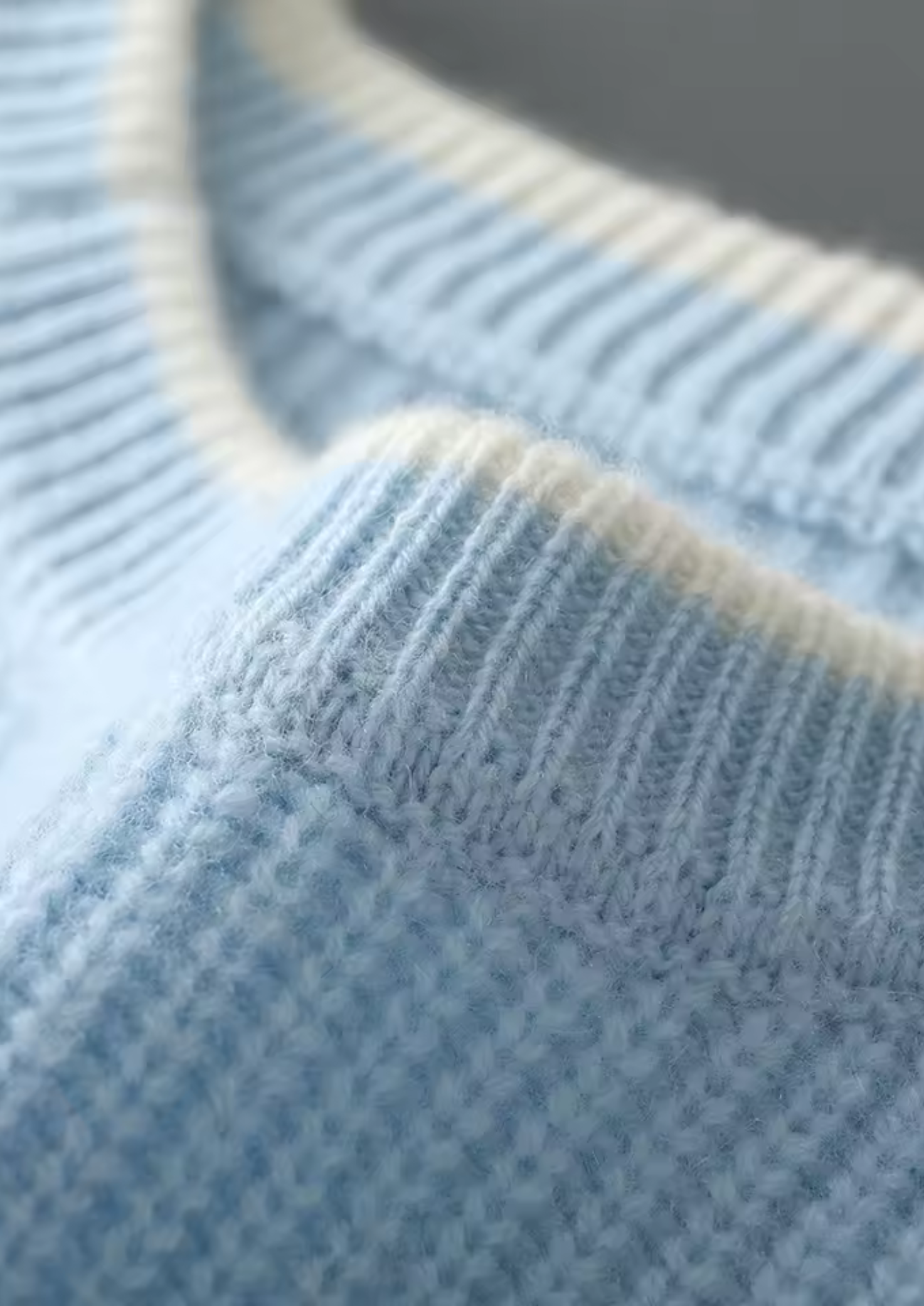 Suéter Gola Careca Bicolor em Lã Merino Extrafina Pura