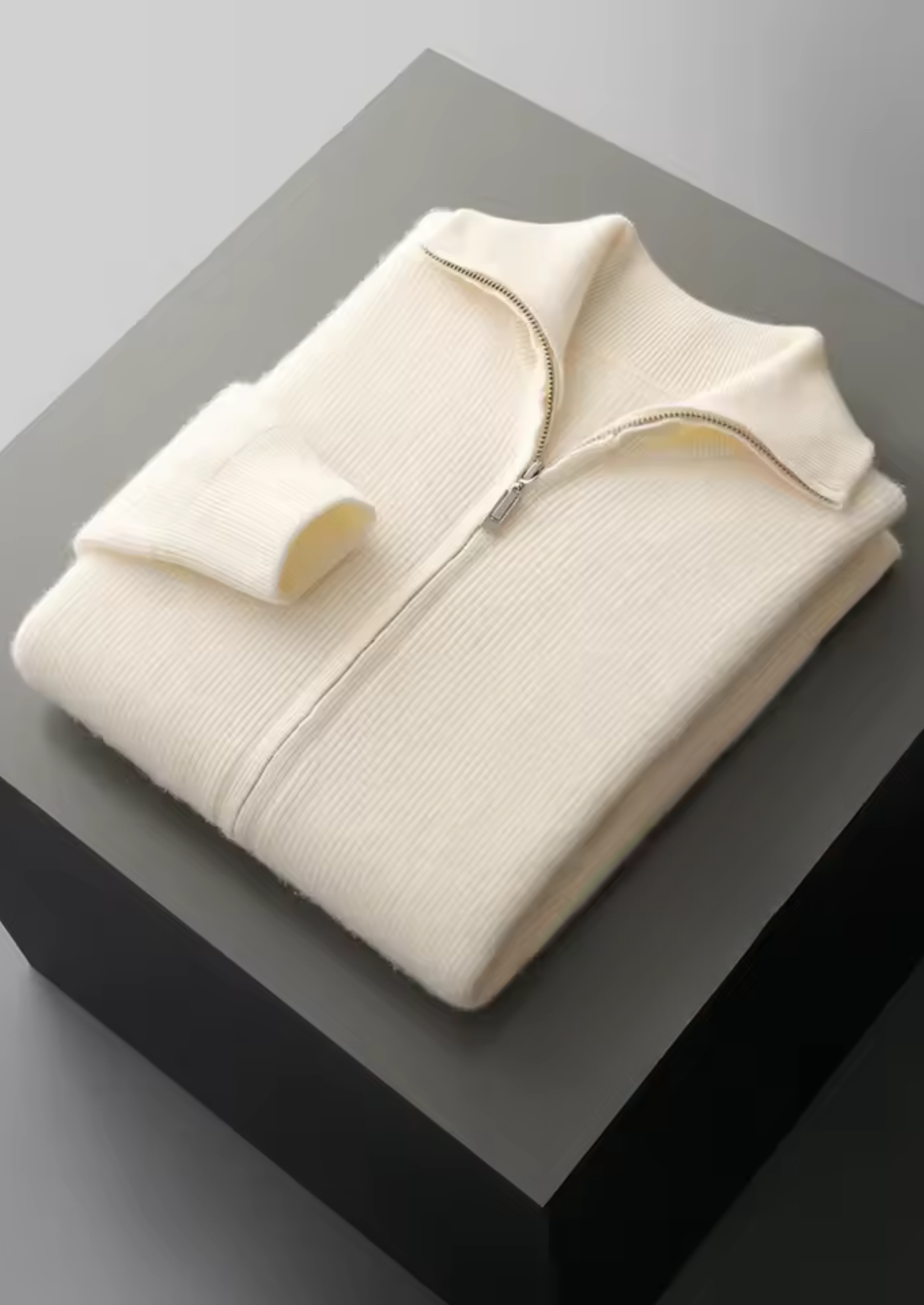 Cardigã Canelado com Zíper em Lã Merino Extrafina Pura