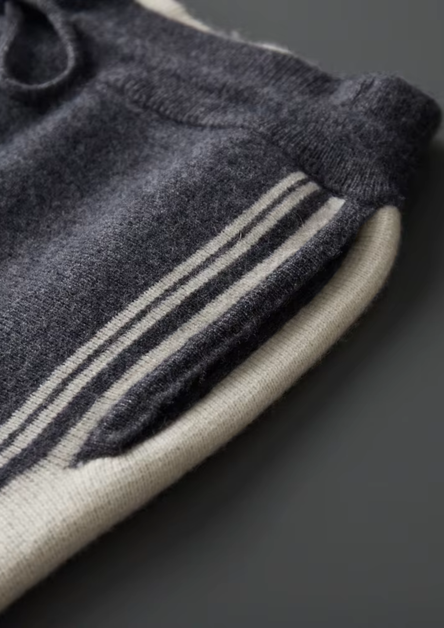 CONJUNTO DAMIEN EM LÃ MERINO PURA EXTRAFINA CINZA ESCURO