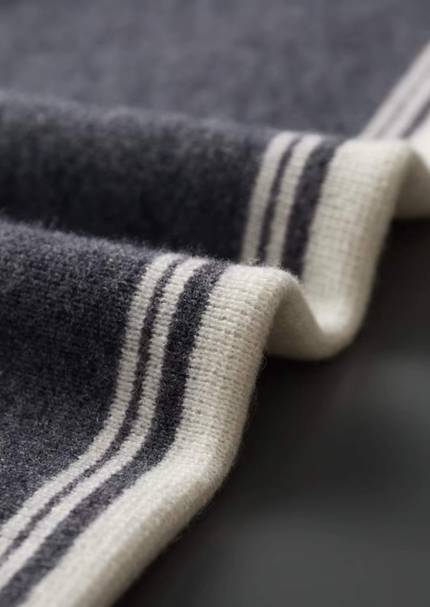 CONJUNTO DAMIEN EM LÃ MERINO PURA EXTRAFINA CINZA ESCURO