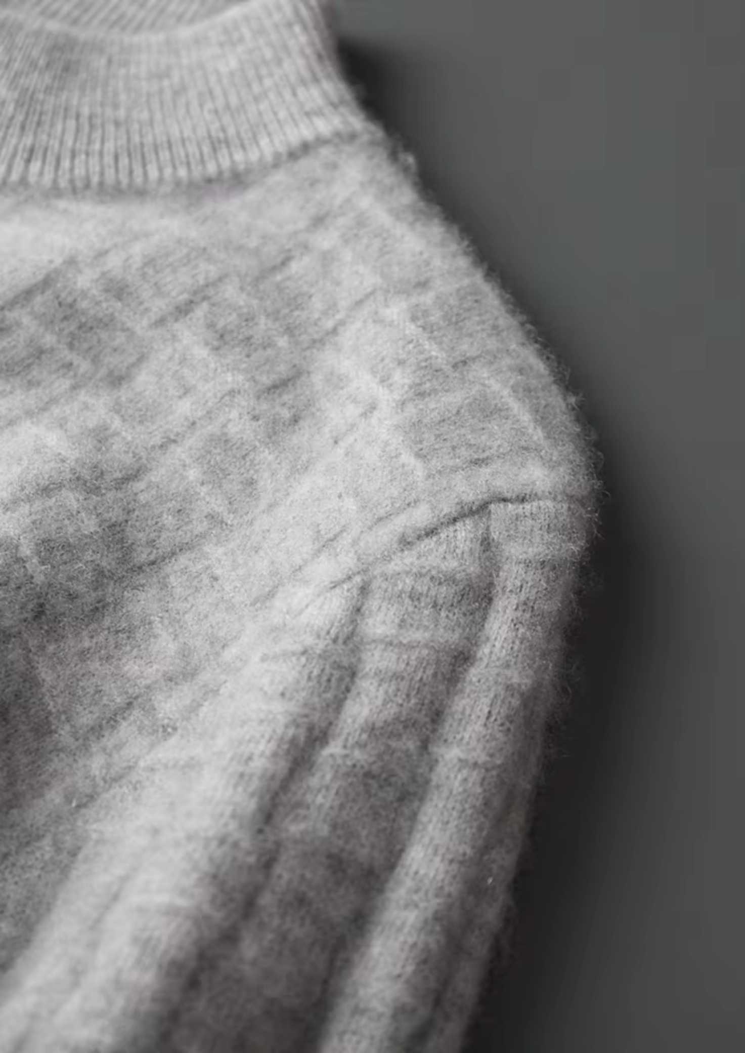 Suéter Gola Alta Texturizado em Lã Merino Extrafina