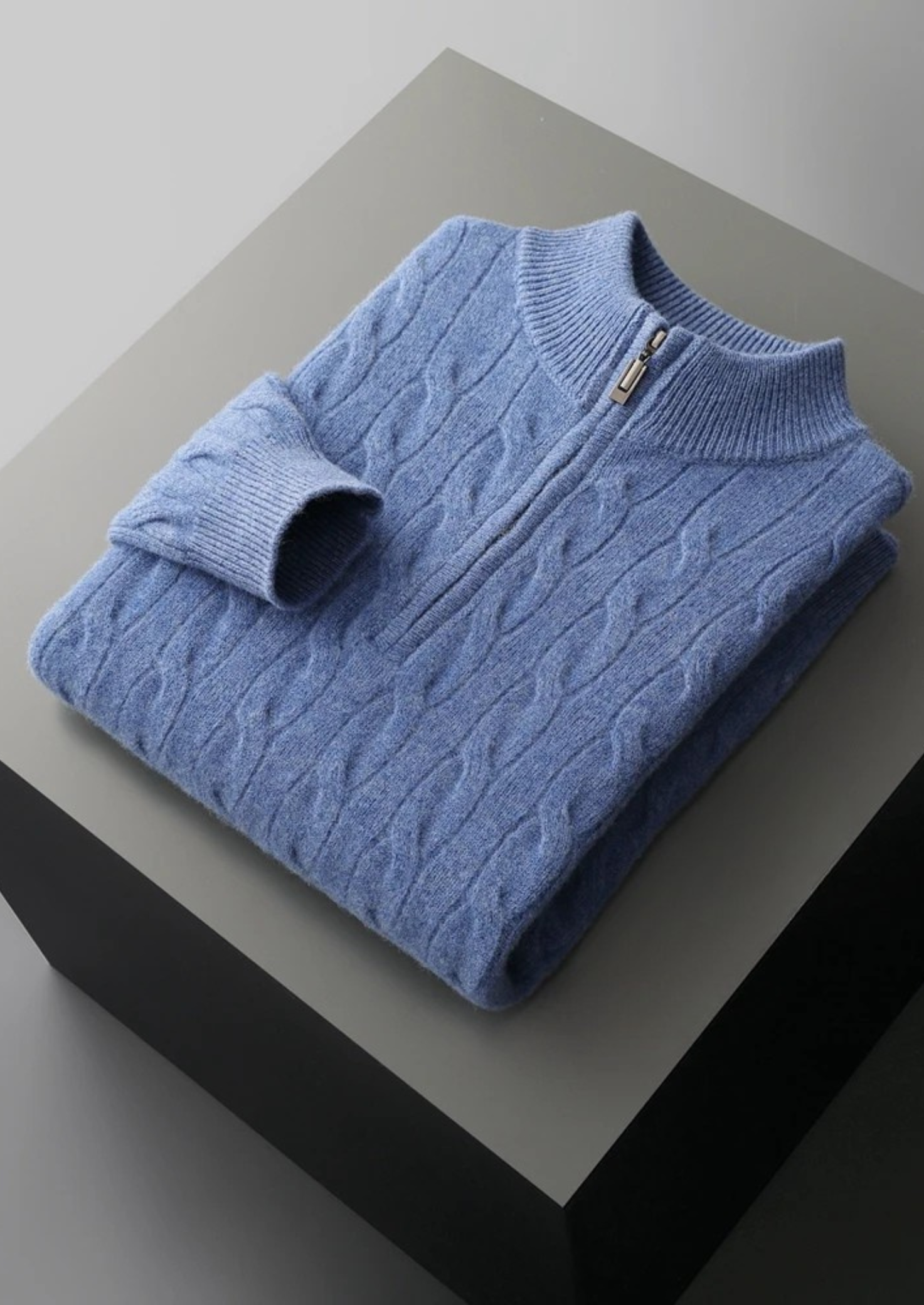 Suéter Meio Zíper em Tricô Trançado de Lã Merino Extrafina Pura