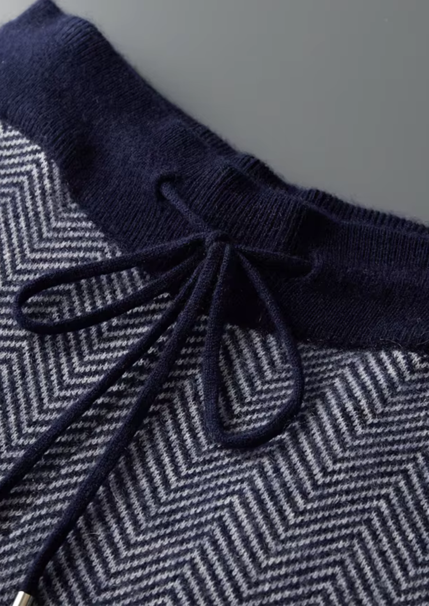 CONJUNTO HERRINGBONE EM LÃ MERINO PURA EXTRAFINA AZUL-MARINHO