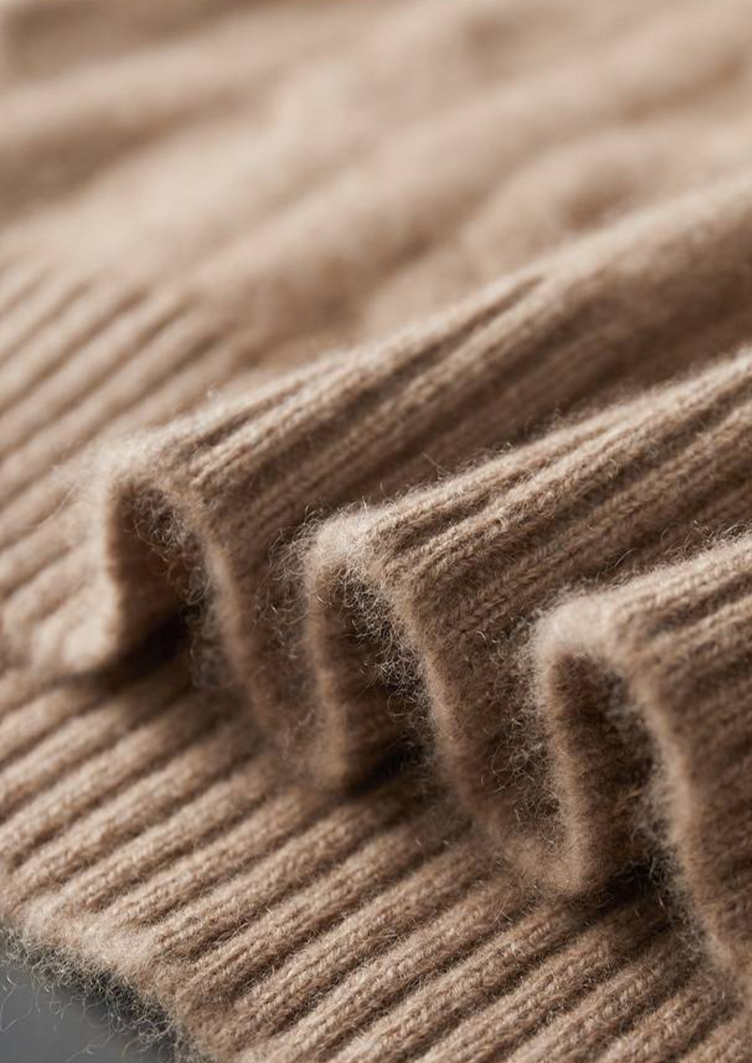 MOLETOM COM CAPUZ TRICÔ TRANÇADO EM CASHMERE PURO AREIA