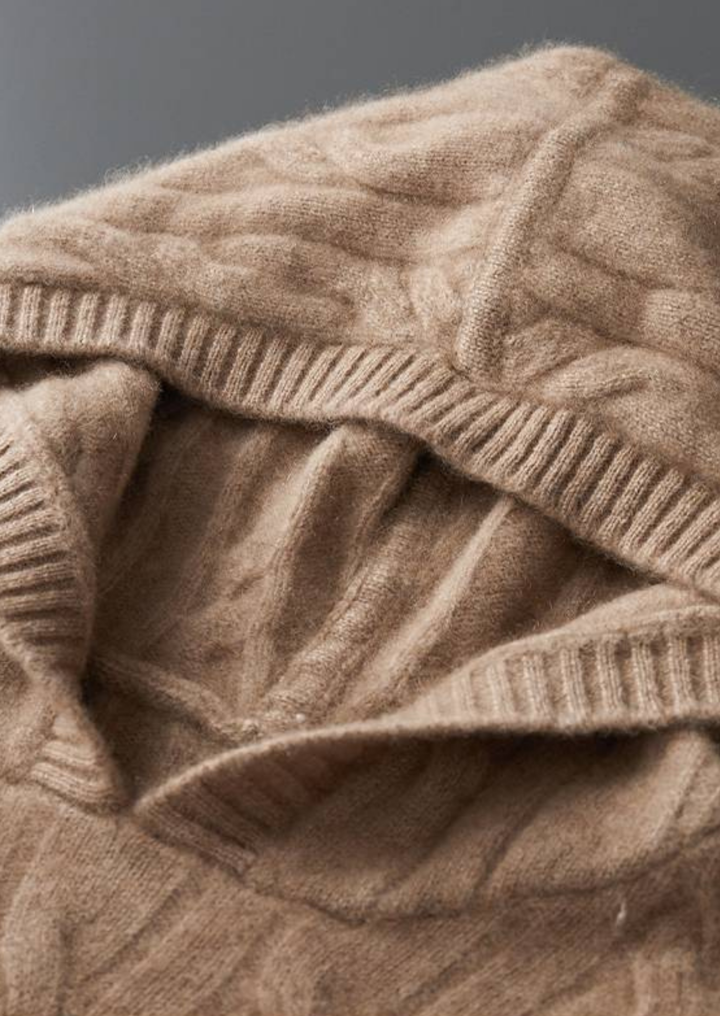 MOLETOM COM CAPUZ TRICÔ TRANÇADO EM CASHMERE PURO AREIA