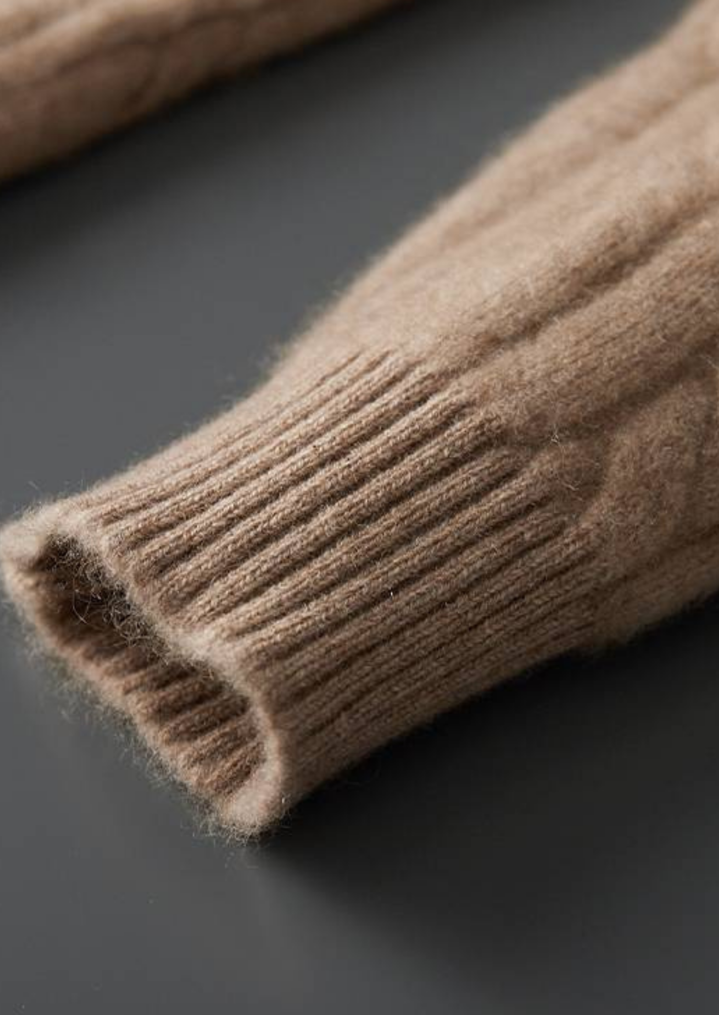 MOLETOM COM CAPUZ TRICÔ TRANÇADO EM CASHMERE PURO AREIA