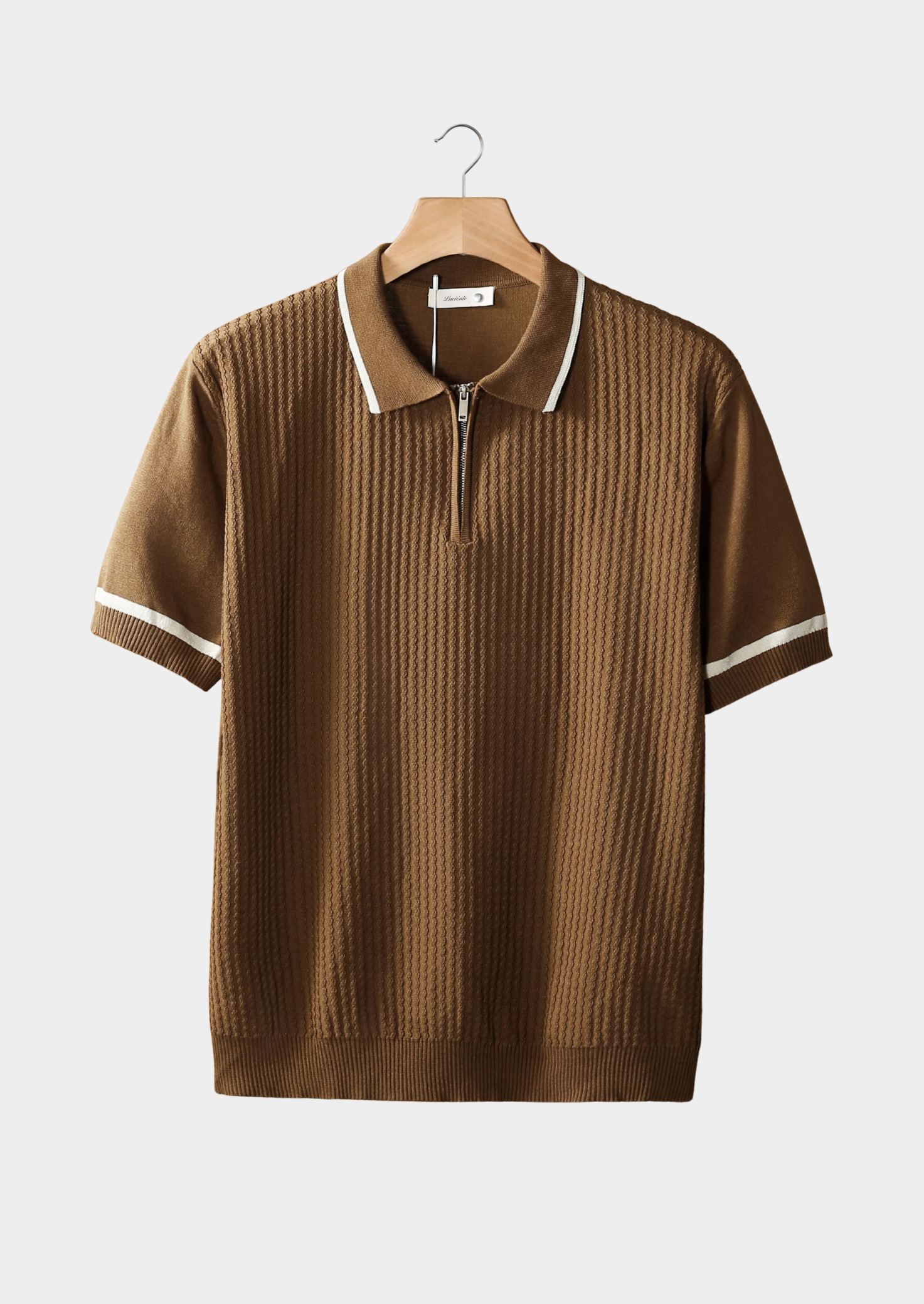 POLO CARAMELO COM ZÍPER E ACABAMENTO CONTRASTANTE