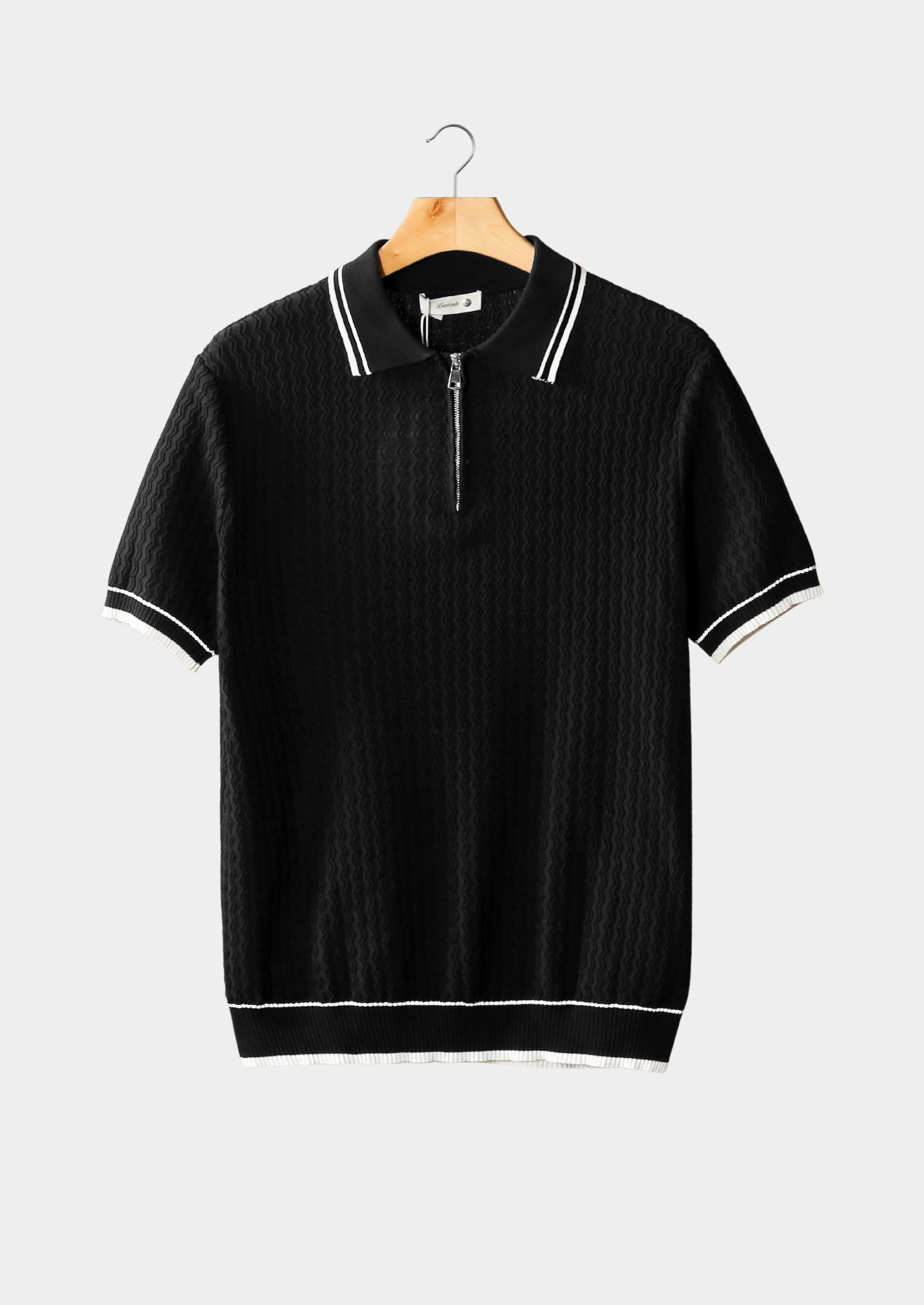 Polo Preta com Textura Ondulada e Zíper
